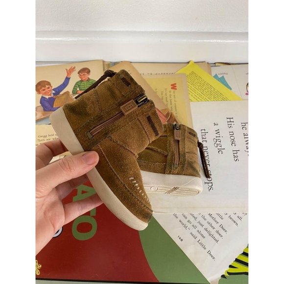 UGG Toddler Boots 7c - Picture 5 of 6